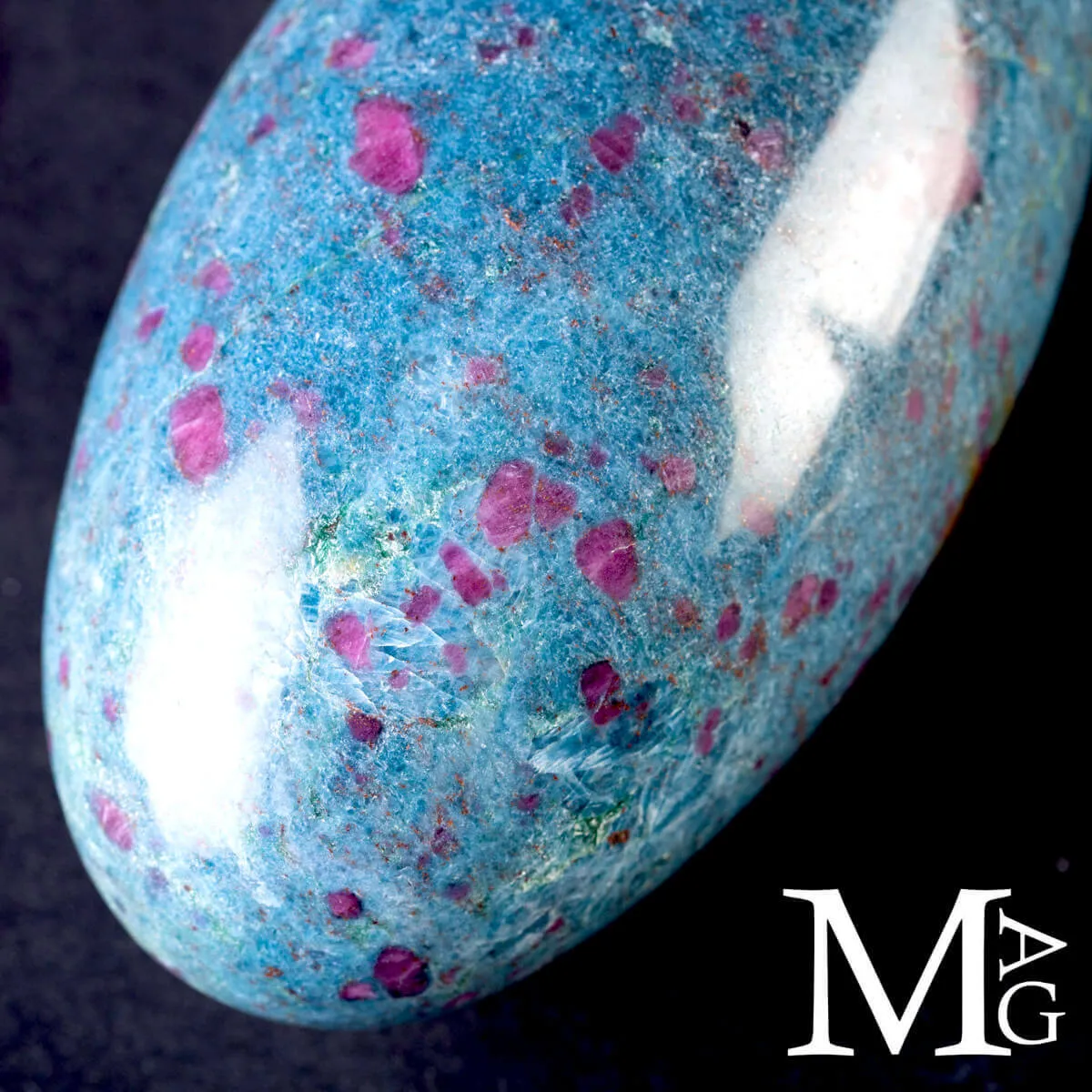 Shiva Lingam in Rubino su matrice di Cianite.