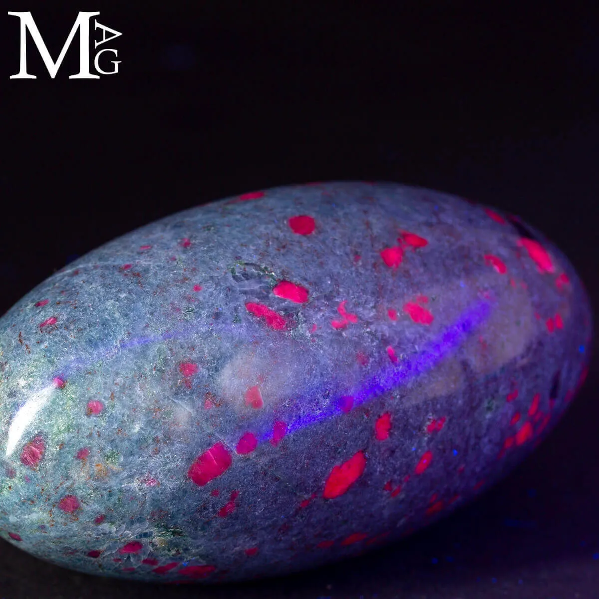 Shiva Lingam in Rubino su matrice di Cianite.