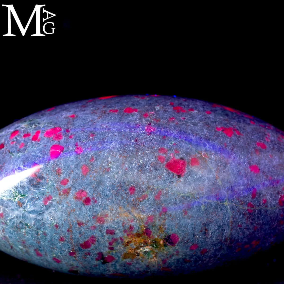 Shiva Lingam in Rubino su matrice di Cianite.
