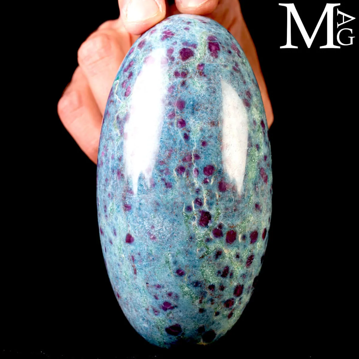 Shiva Lingam in Rubino su matrice di Cianite