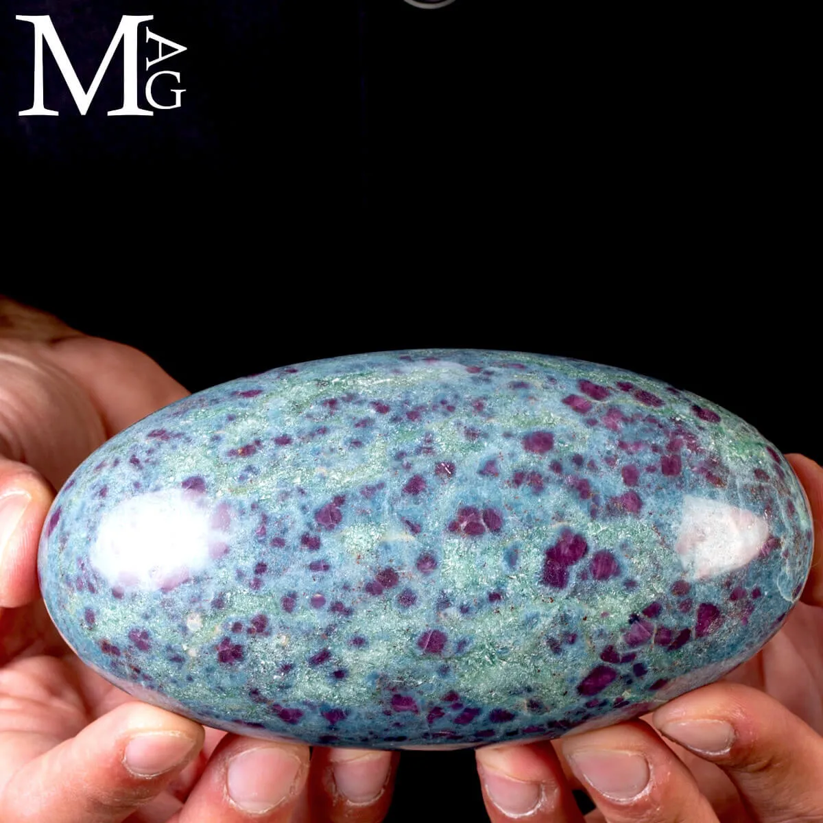 Shiva Lingam in Rubino su matrice di Cianite