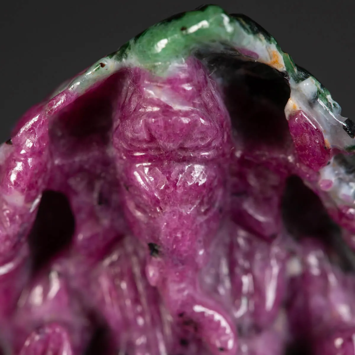 Lord Ganesh intagliato in Rubino e Zoisite