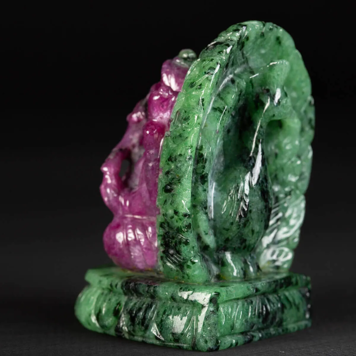 Lord Ganesh intagliato in Rubino e Zoisite