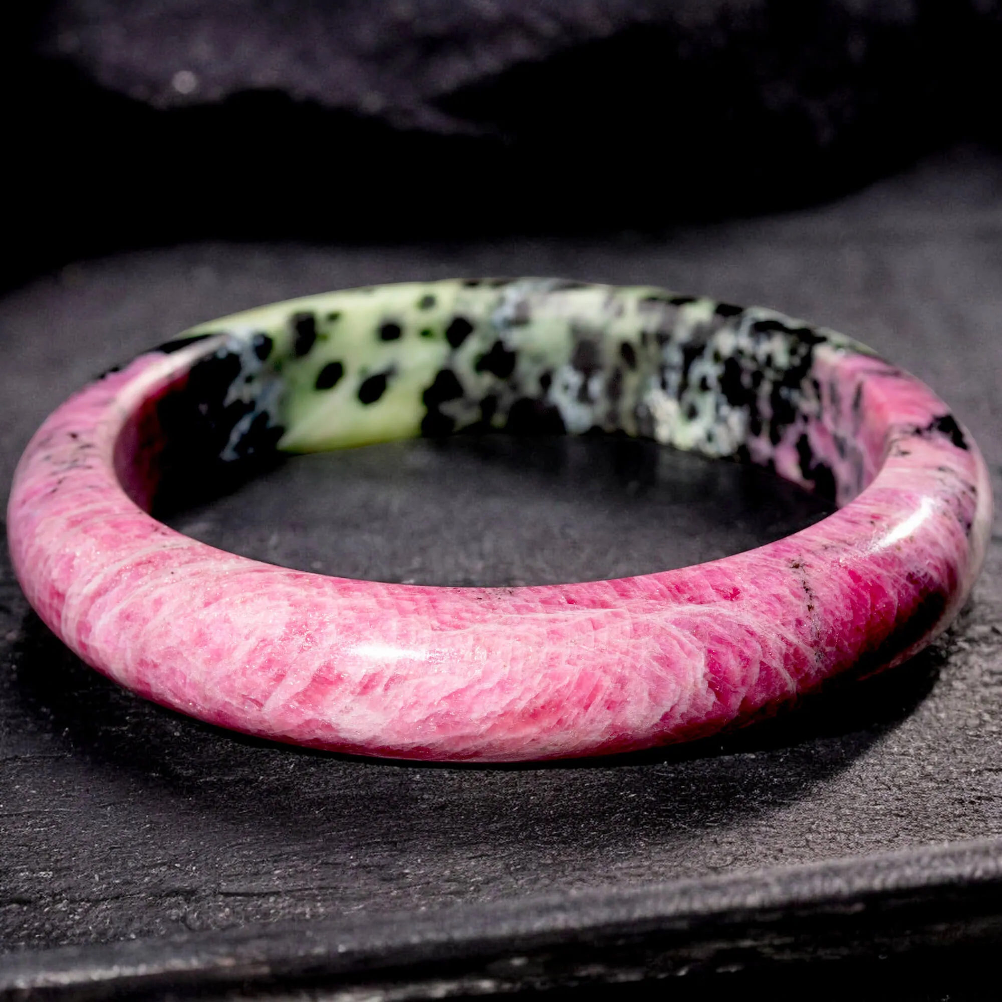 Bracciale Rigido in Rubino e Zoisite - Gioiello Unico Intagliato a Mano.