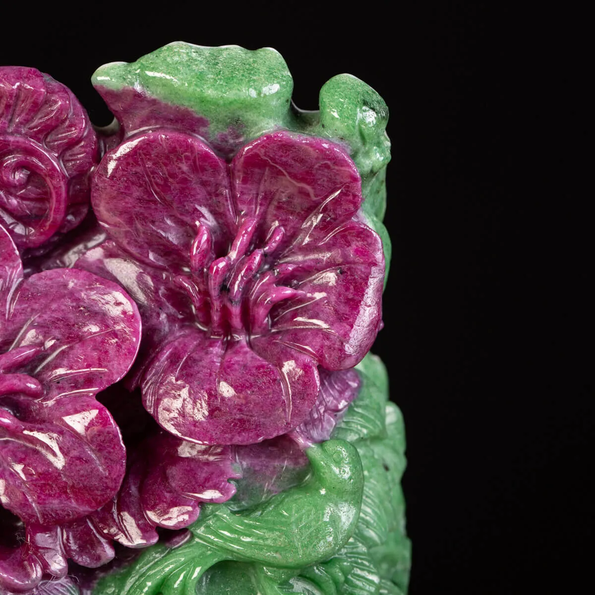 Scultura in Rubino e Zoisite: Arte Floreale Intagliata a Mano.