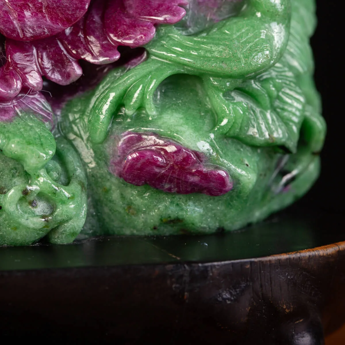 Scultura in Rubino e Zoisite: Arte Floreale Intagliata a Mano.