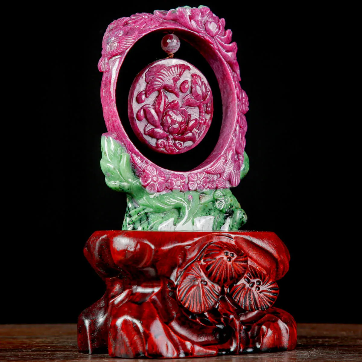 Intaglio in Rubino con Matrice di Zoisite e Base in Legno.
