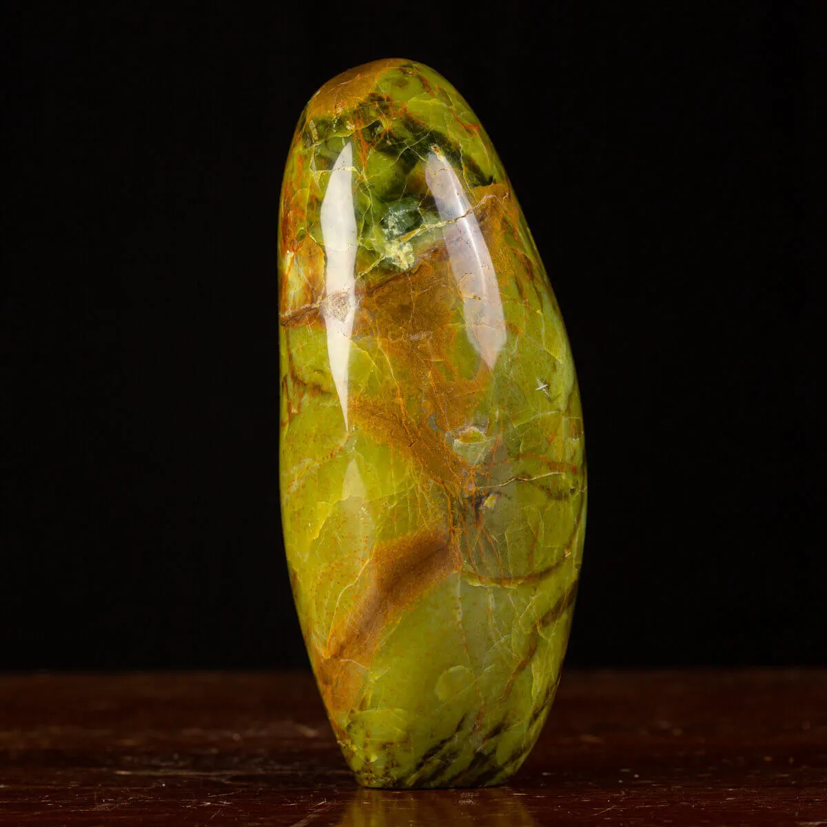 Sasso in forma libera di Serpentina del Madagascar.