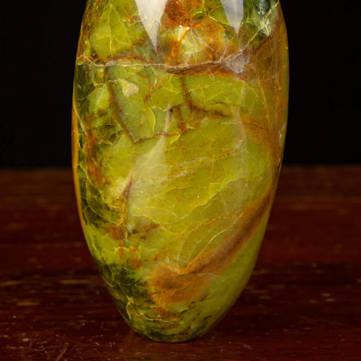 Sasso in forma libera di Serpentina del Madagascar.