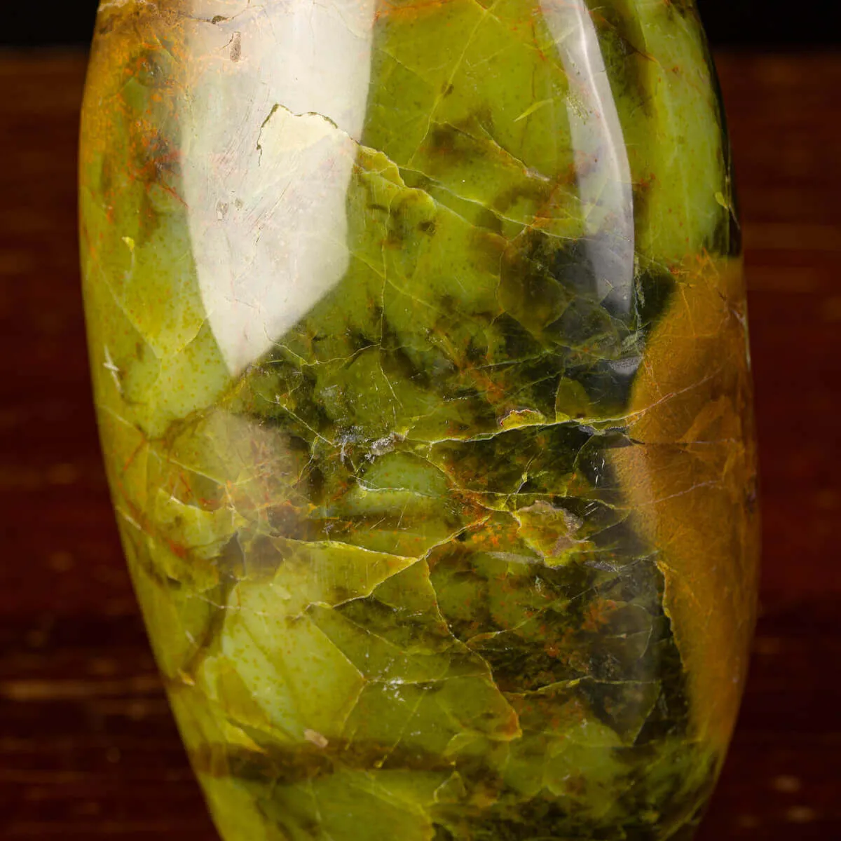 Sasso in forma libera di Serpentina del Madagascar.