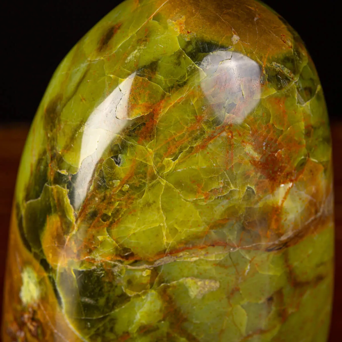 Sasso in forma libera di Serpentina del Madagascar.