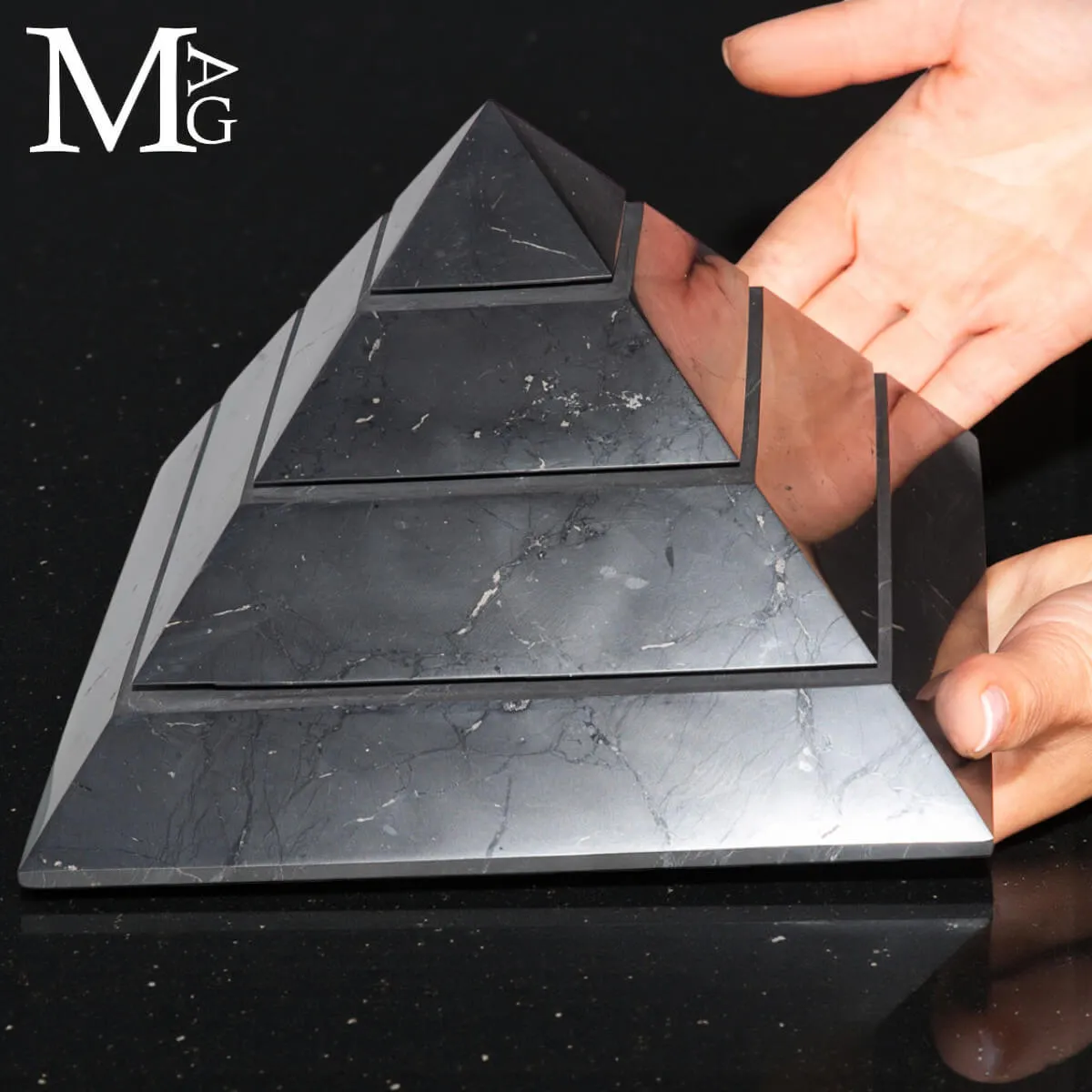 Geometria della Quietudine – Piramide in Shungite a Base Radicata