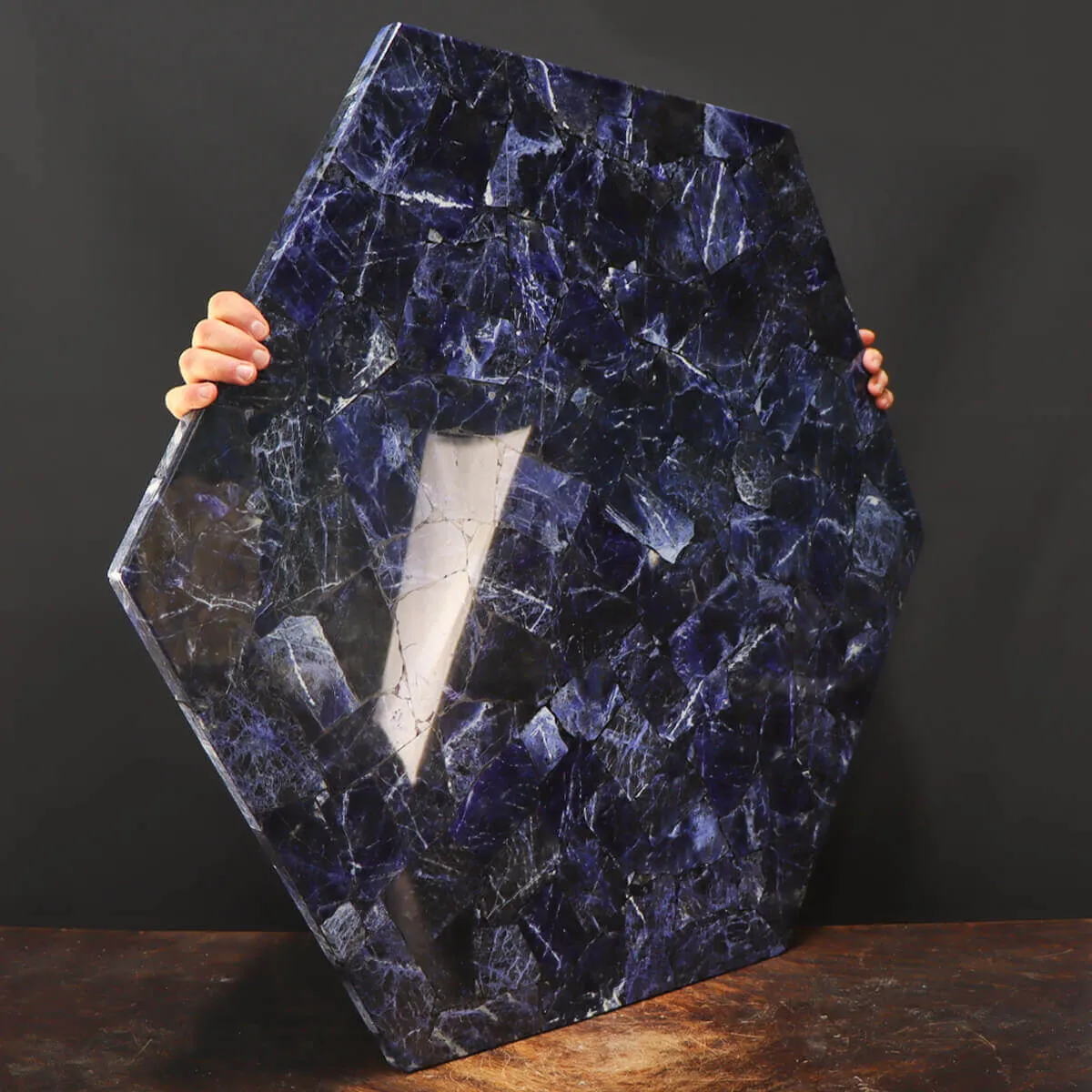 Tavolo Esagonale in Sodalite Blu Naturale.
