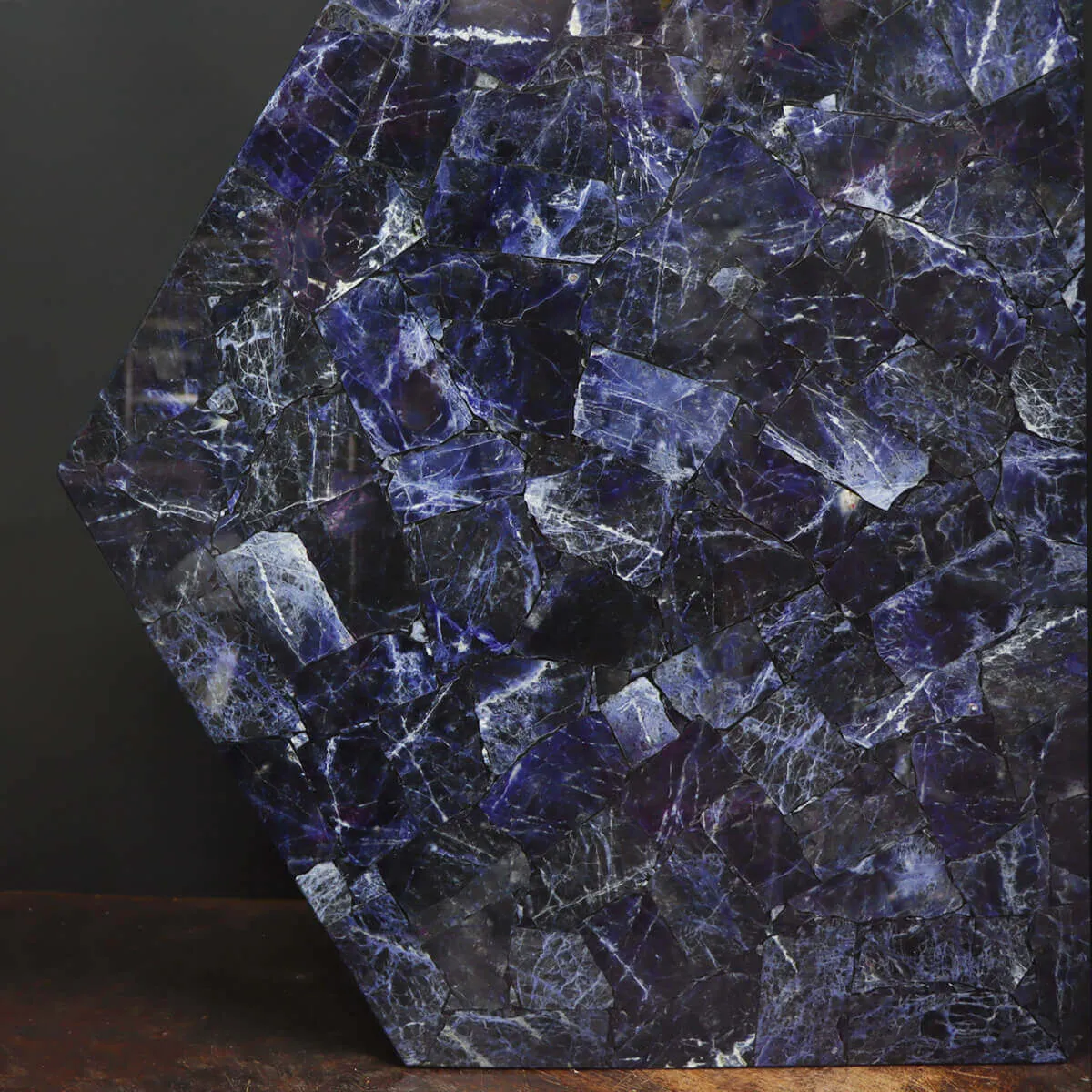 Tavolo Esagonale in Sodalite Blu Naturale.
