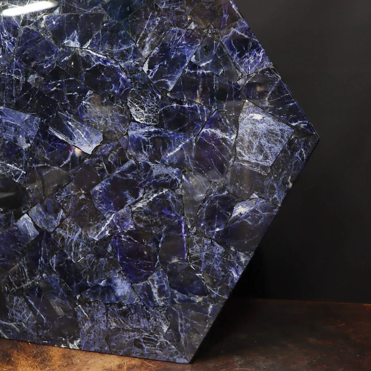 Tavolo Esagonale in Sodalite Blu Naturale.