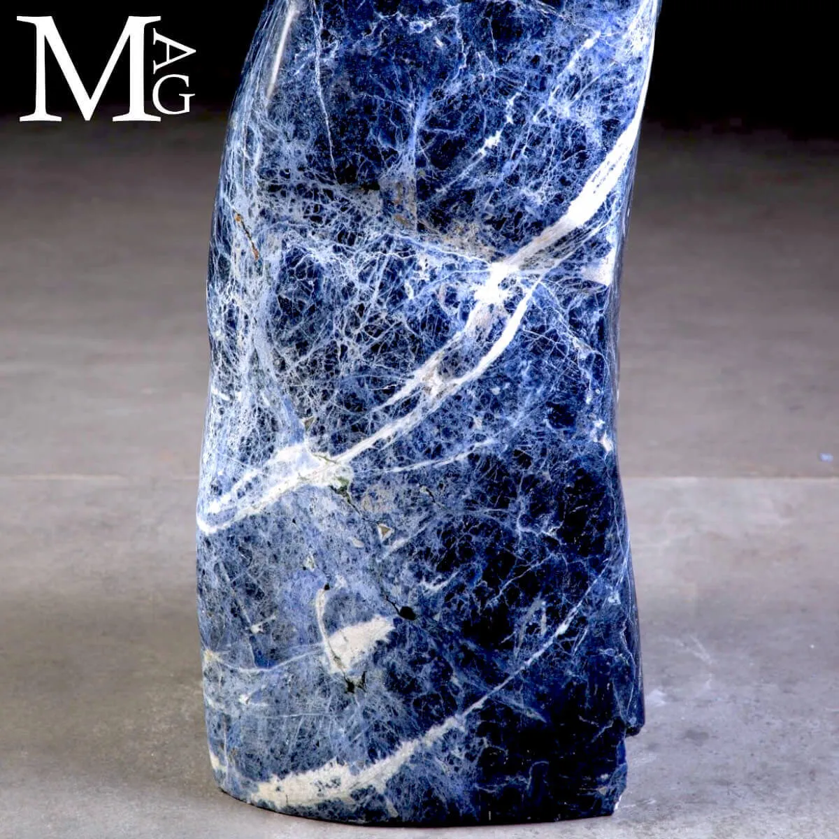 Scultura in Sodalite Naturale – Elemento Esclusivo di Interior Design
