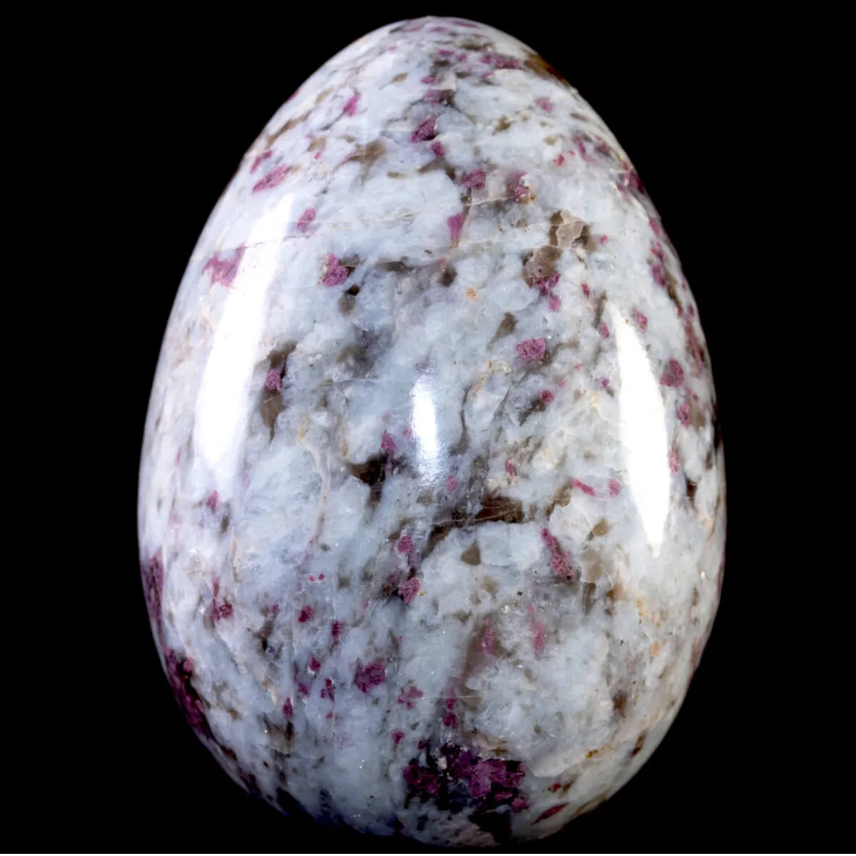 Uovo di Quarzo con Inclusioni di Tormalina Rosa e Lepidolite.