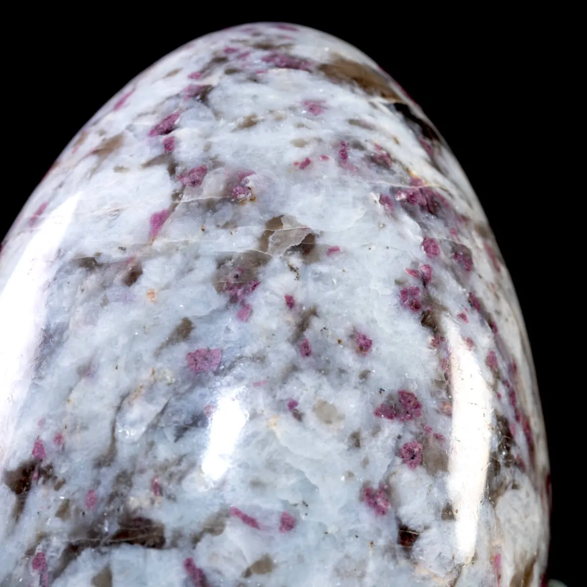 Uovo di Quarzo con Inclusioni di Tormalina Rosa e Lepidolite.