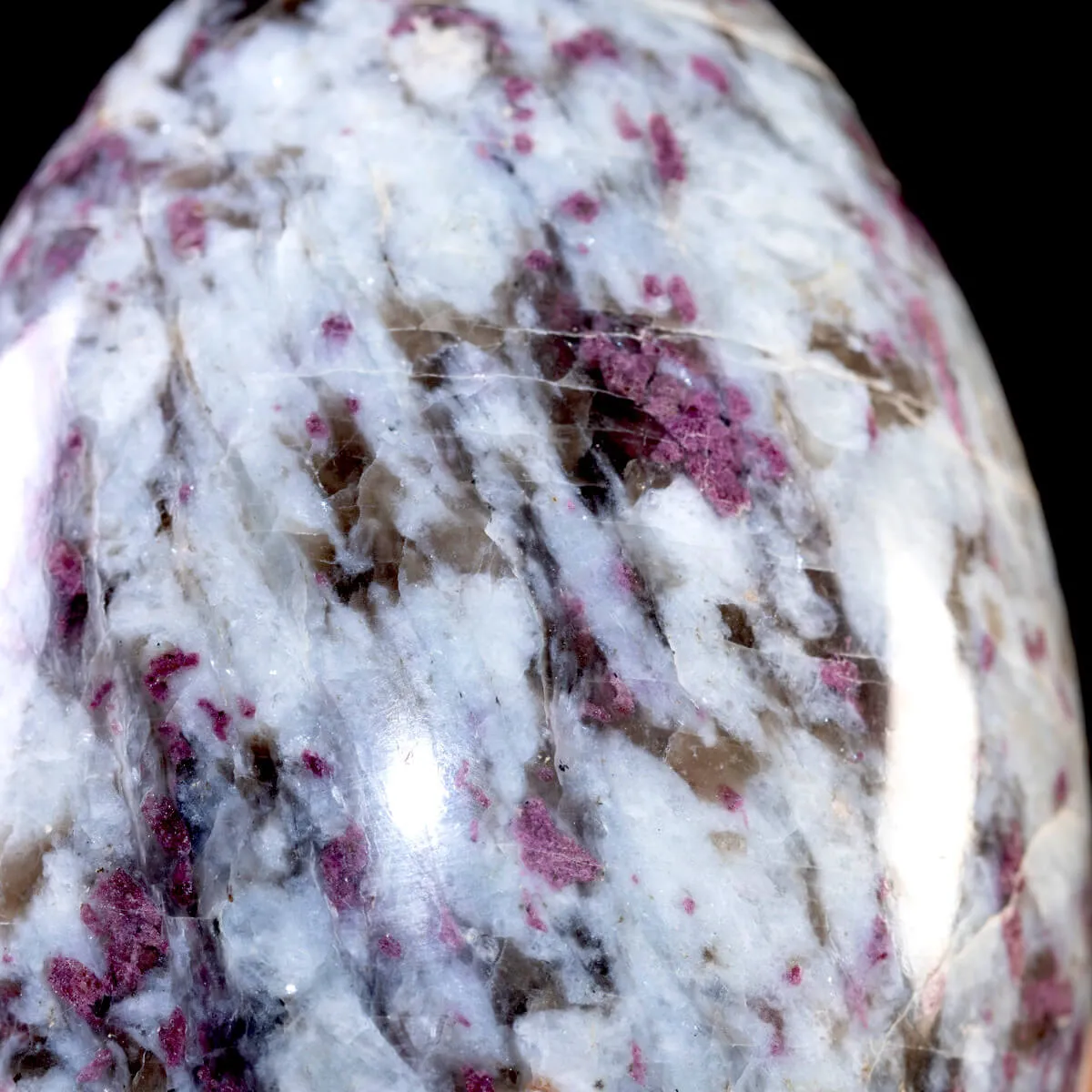 Uovo di Quarzo con Inclusioni di Tormalina Rosa e Lepidolite.
