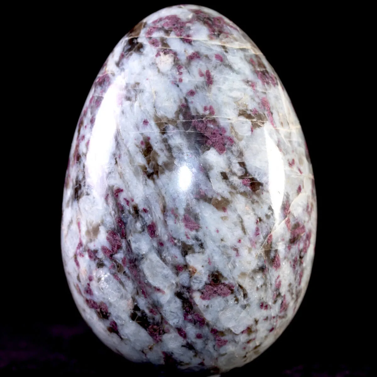 Uovo di Quarzo con Inclusioni di Tormalina Rosa e Lepidolite.