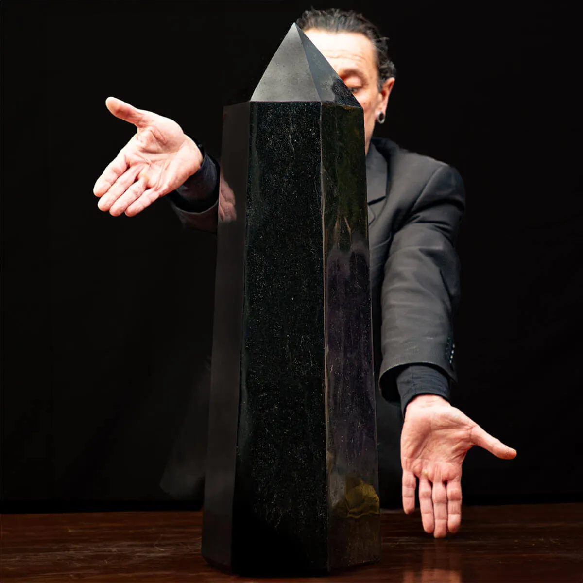 Obelisco in Tormalina Nera: Un Maestoso Elemento Decorativo.