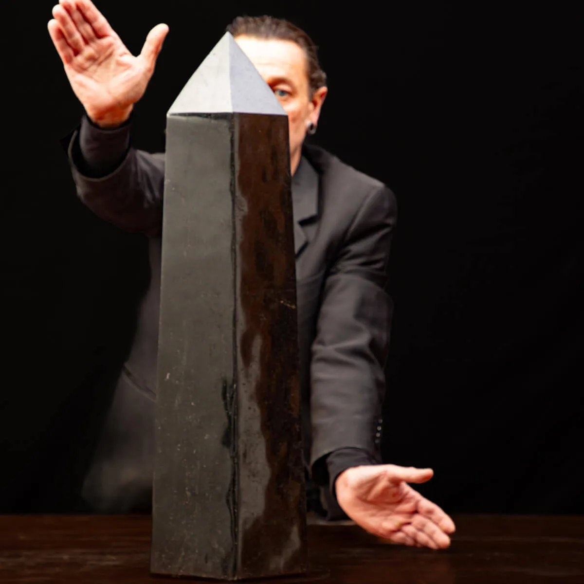 Obelisco in Tormalina Nera: Un Maestoso Elemento Decorativo.