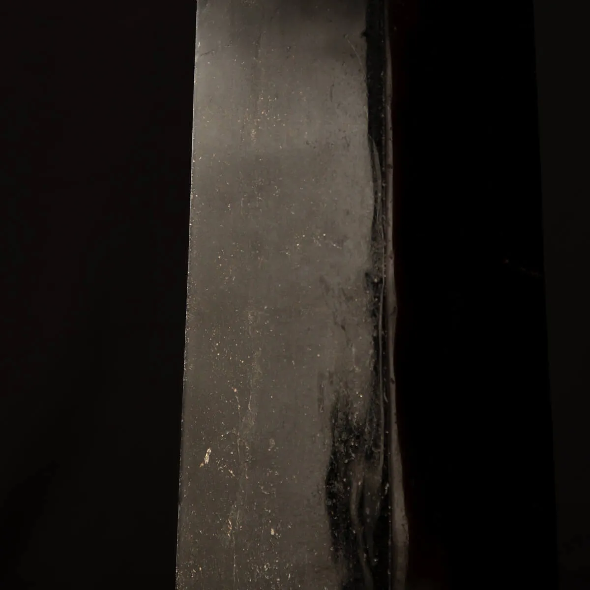 Obelisco in Tormalina Nera: Un Maestoso Elemento Decorativo.