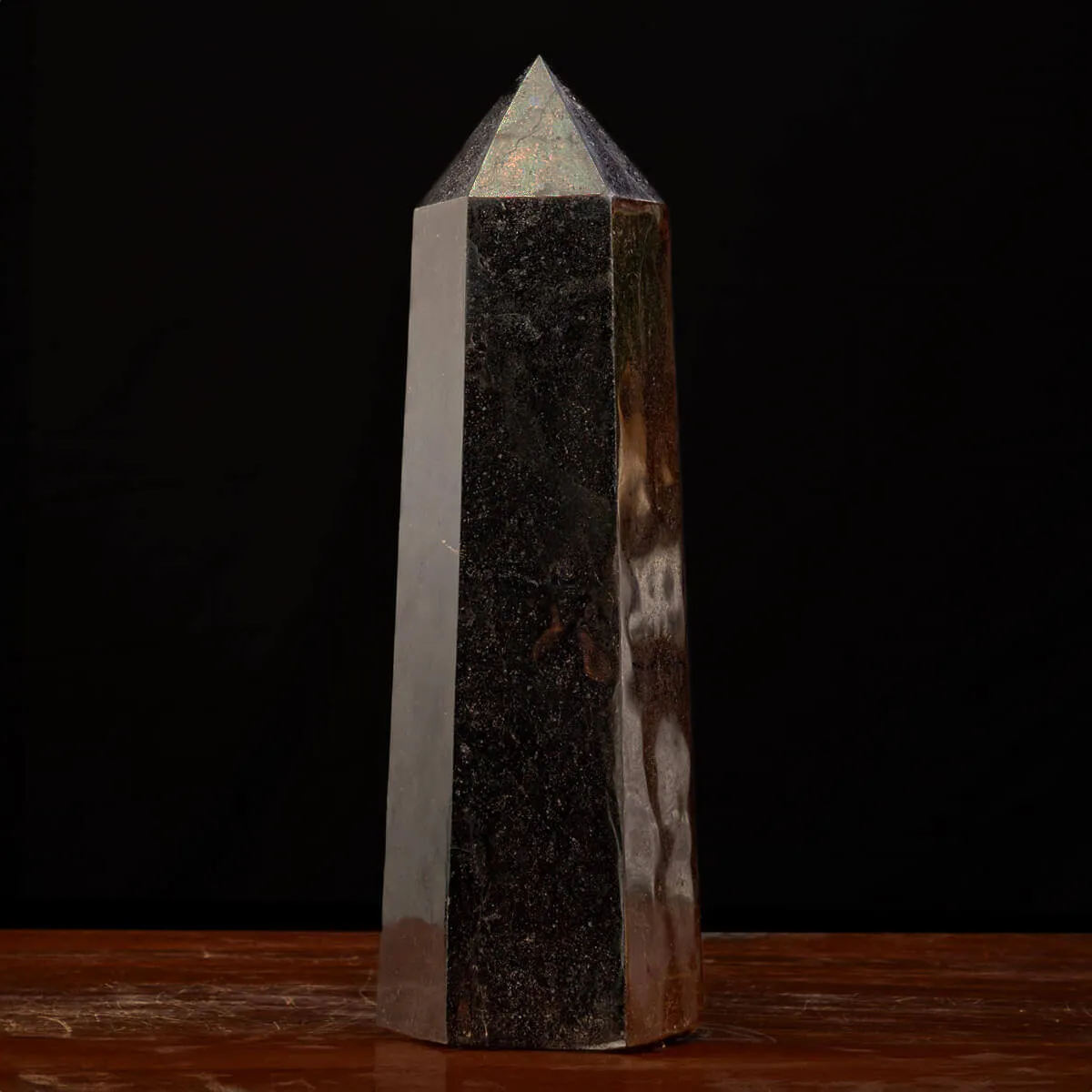 Obelisco in Tormalina Nera: Un Maestoso Elemento Decorativo.