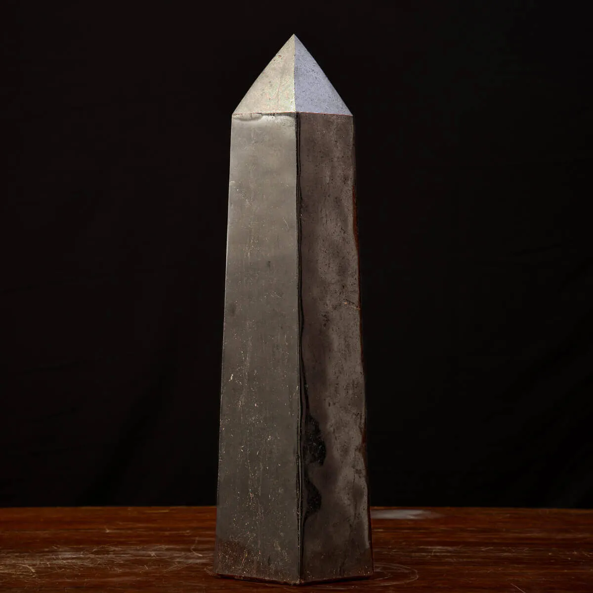 Obelisco in Tormalina Nera: Un Maestoso Elemento Decorativo.