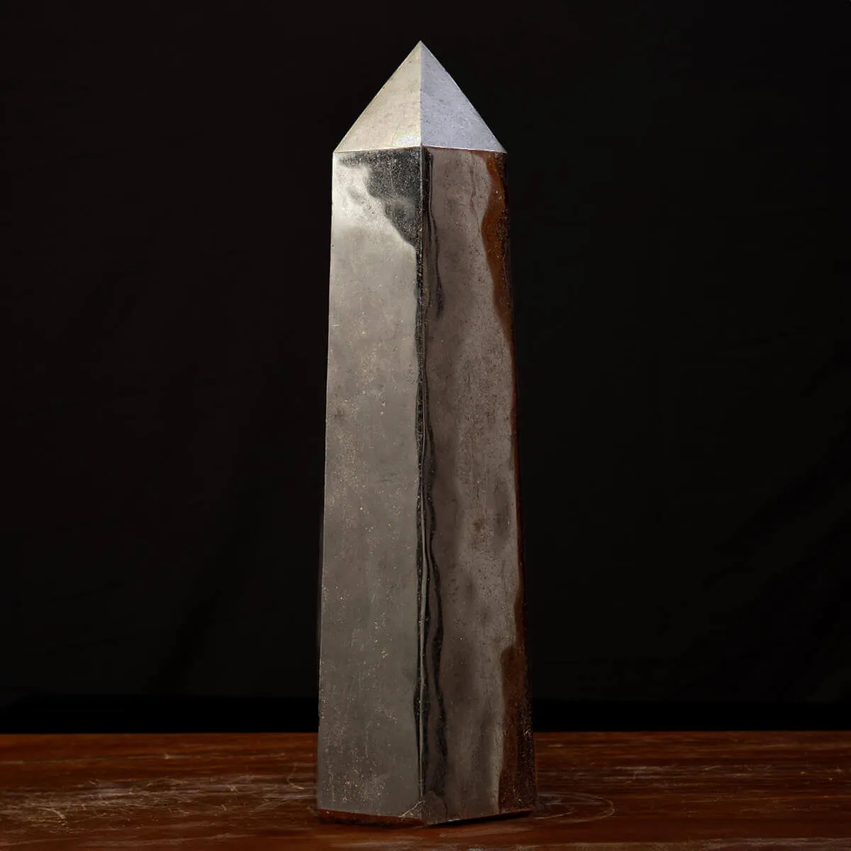 Obelisco in Tormalina Nera: Un Maestoso Elemento Decorativo.