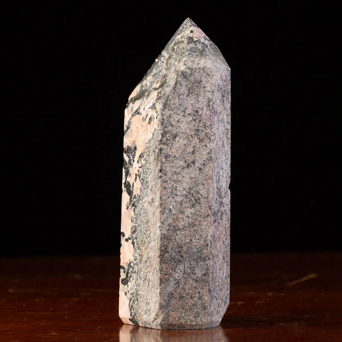 Obelisco in Pegmatite con Tormalina Nera e Feldspato Rosa.