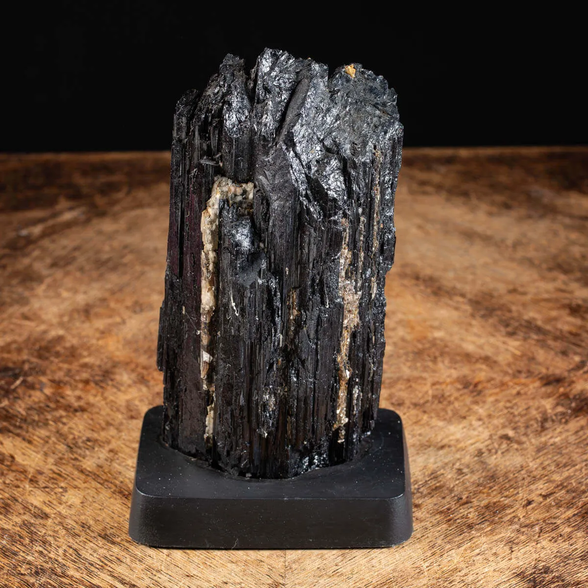 Tormalina nera l'essenza della serenità, su una base di legno.