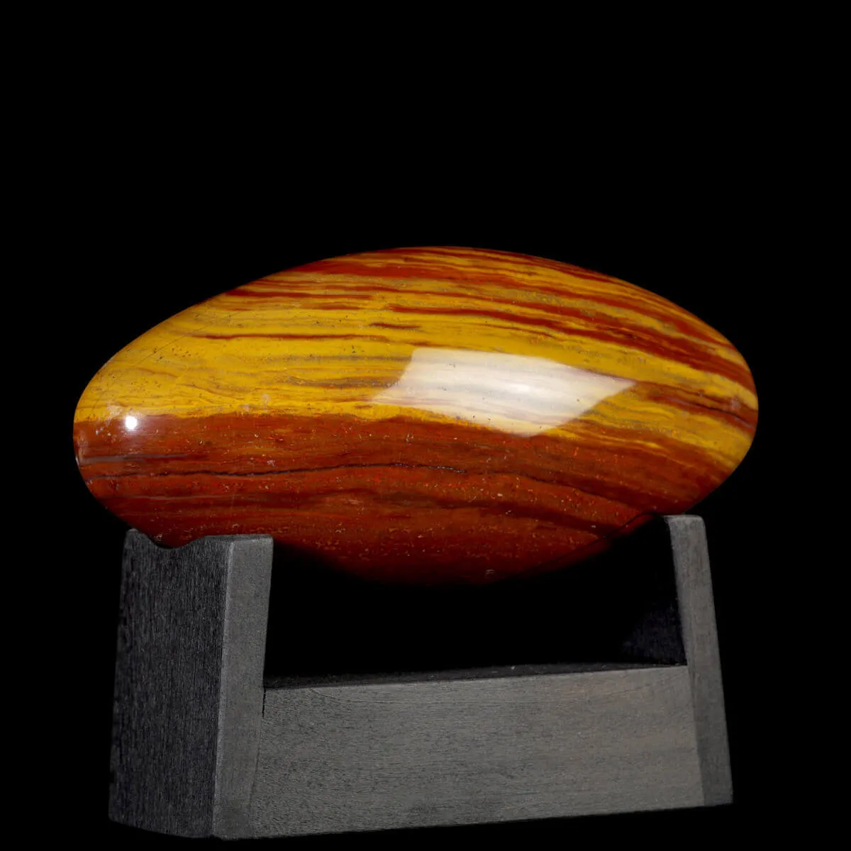 Shiva Lingam in Diaspro Rosso – Simbolo Sacro di Energia e Equilibrio.