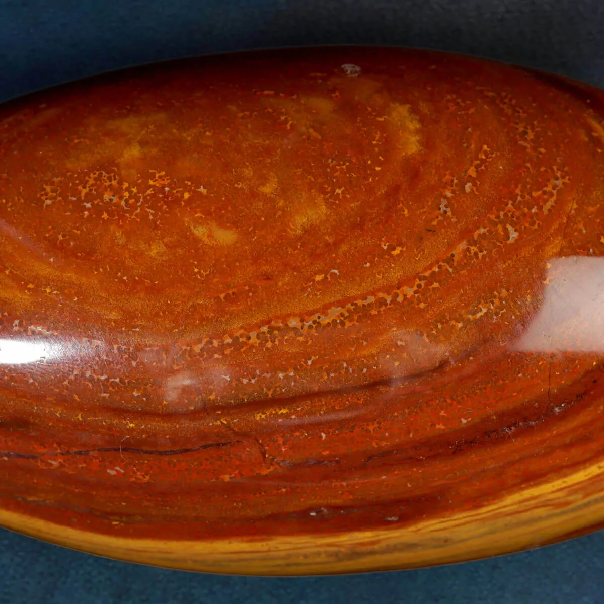 Shiva Lingam in Diaspro Rosso – Simbolo Sacro di Energia e Equilibrio.