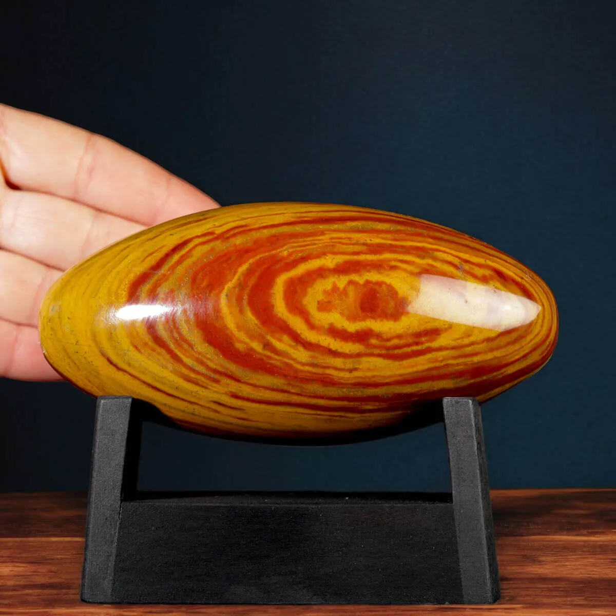 Shiva Lingam in Diaspro Rosso – Simbolo Sacro di Energia e Equilibrio.
