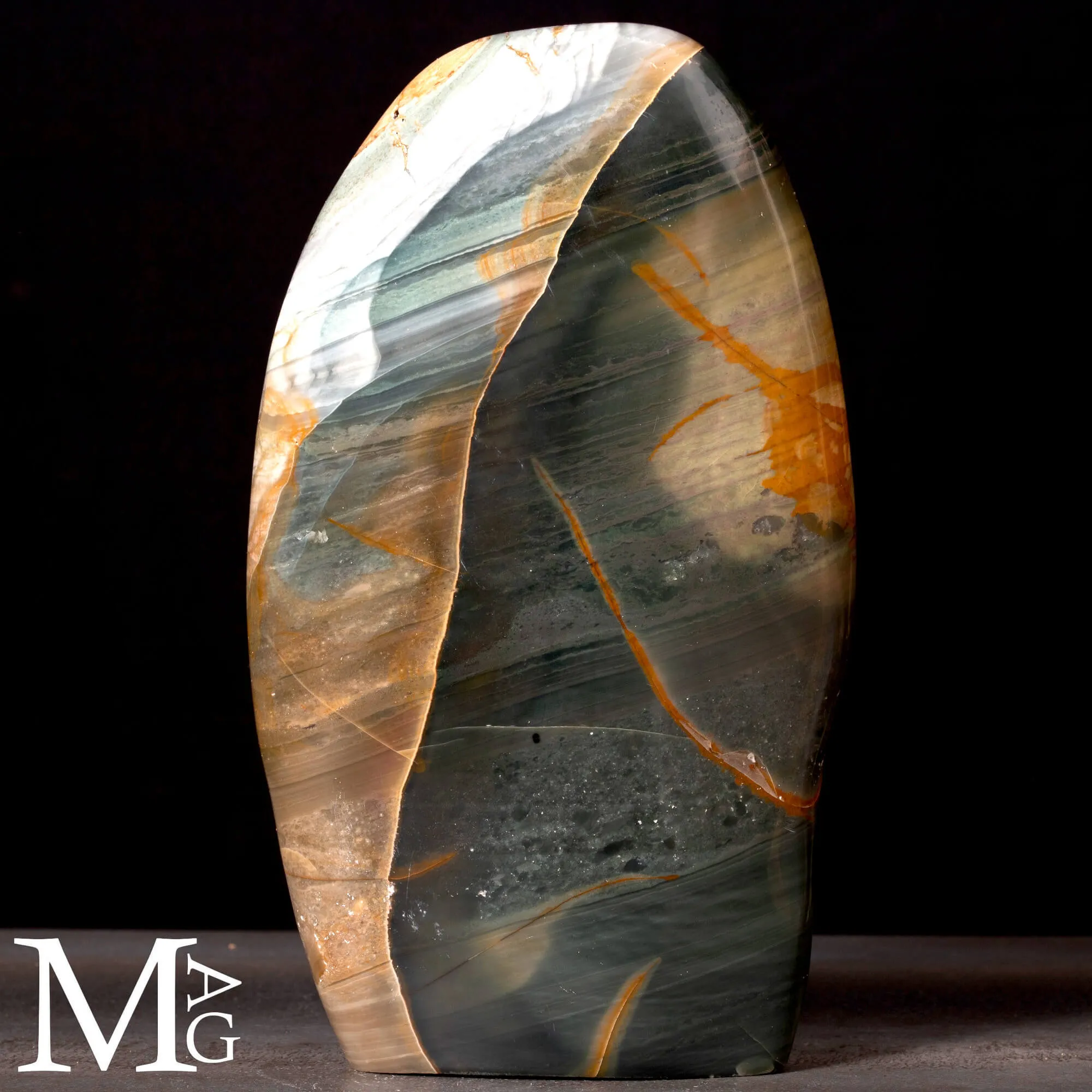 Diaspro Policromo – Scultura Naturale con Bande Multicolore