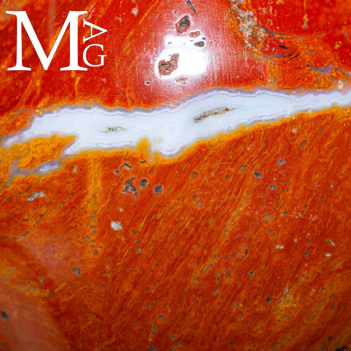 Sfera in Diaspro Rosso con Geodi e Agata.