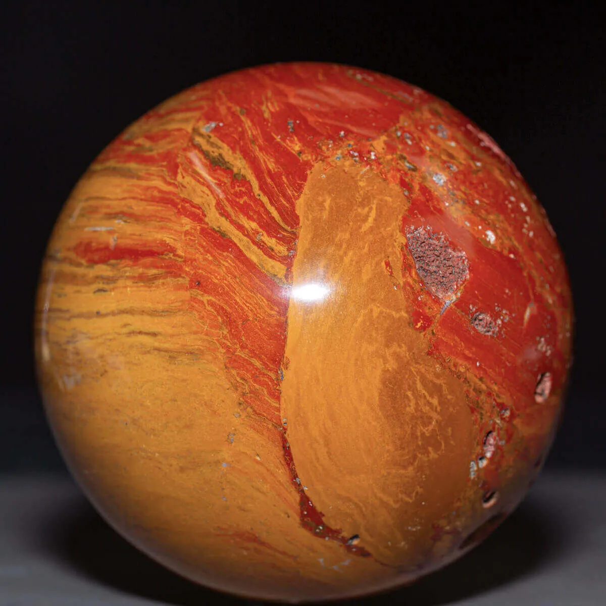 Sfera in Diaspro Rosso del Madagascar.