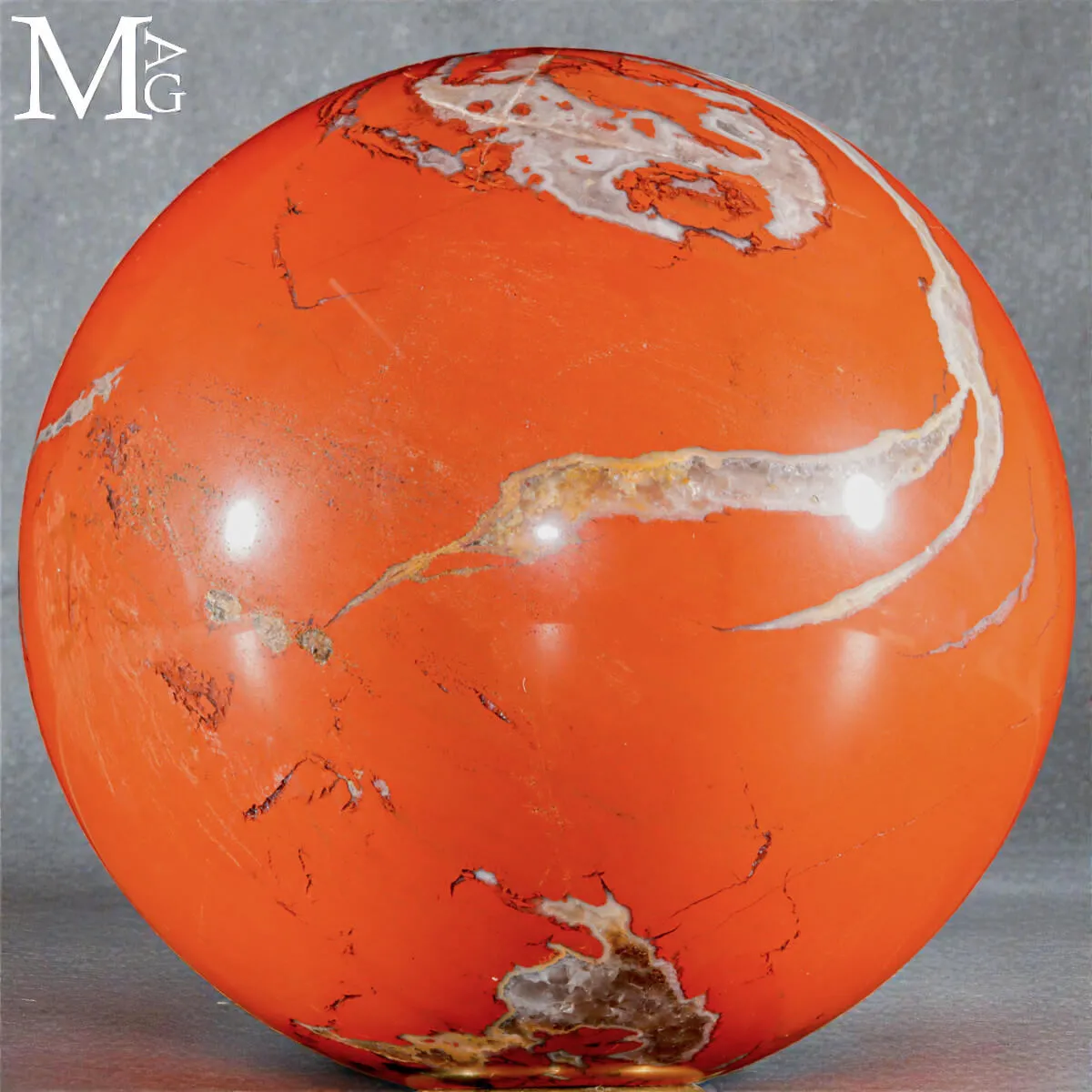 Sfera in Diaspro Rosso con Venature Naturali.