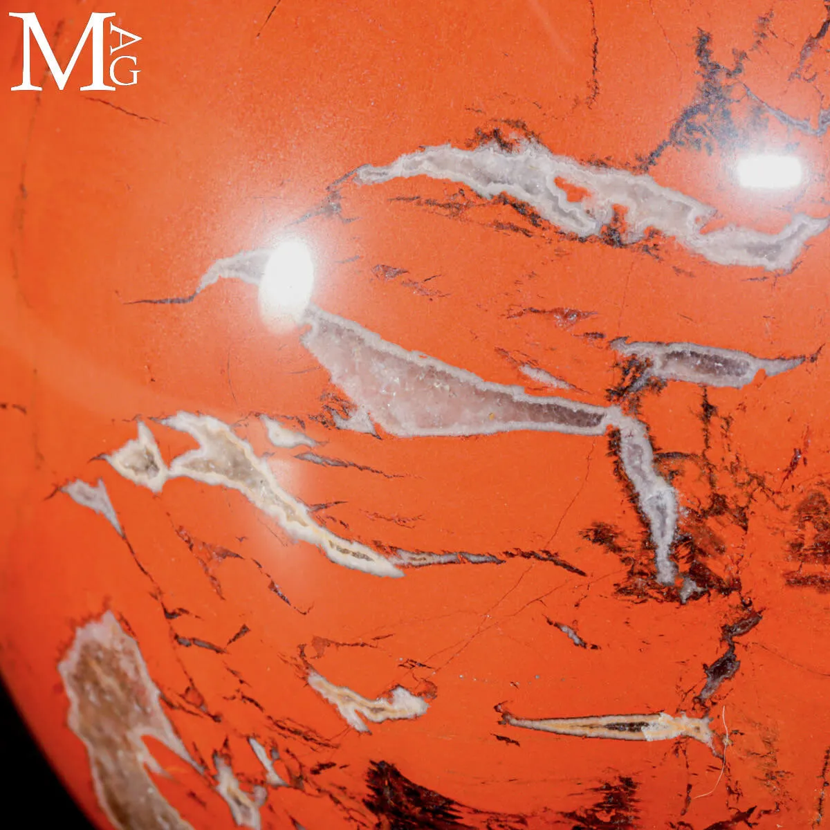 Sfera in Diaspro Rosso con Venature Naturali.