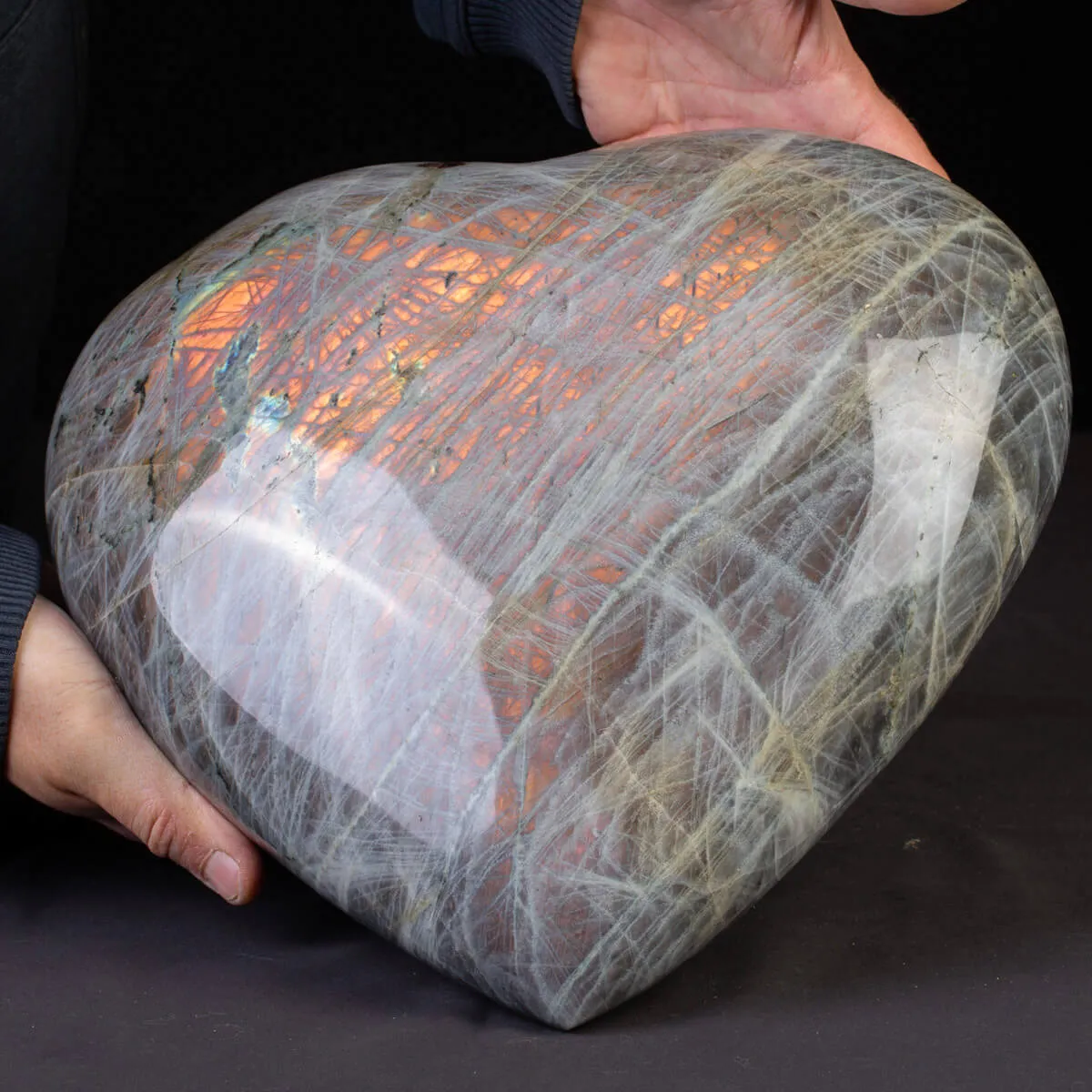 Strepitoso Cuore Intagliato di Labradorite Bianca Pulsante