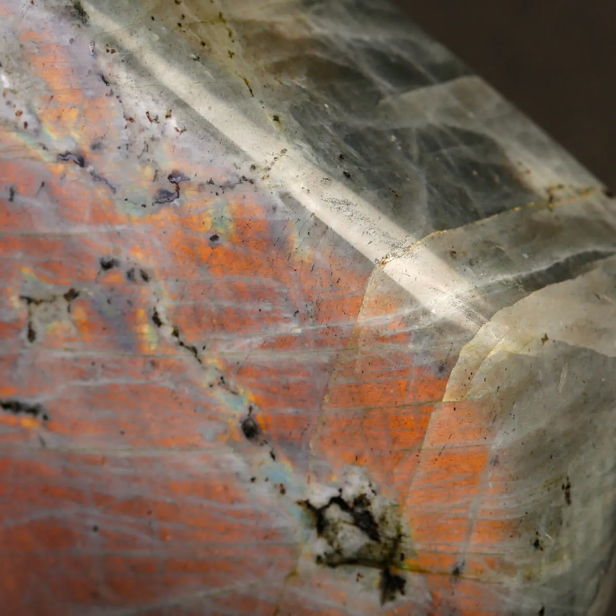 Labradorite Rossa in Forma Libera del Madagascar.