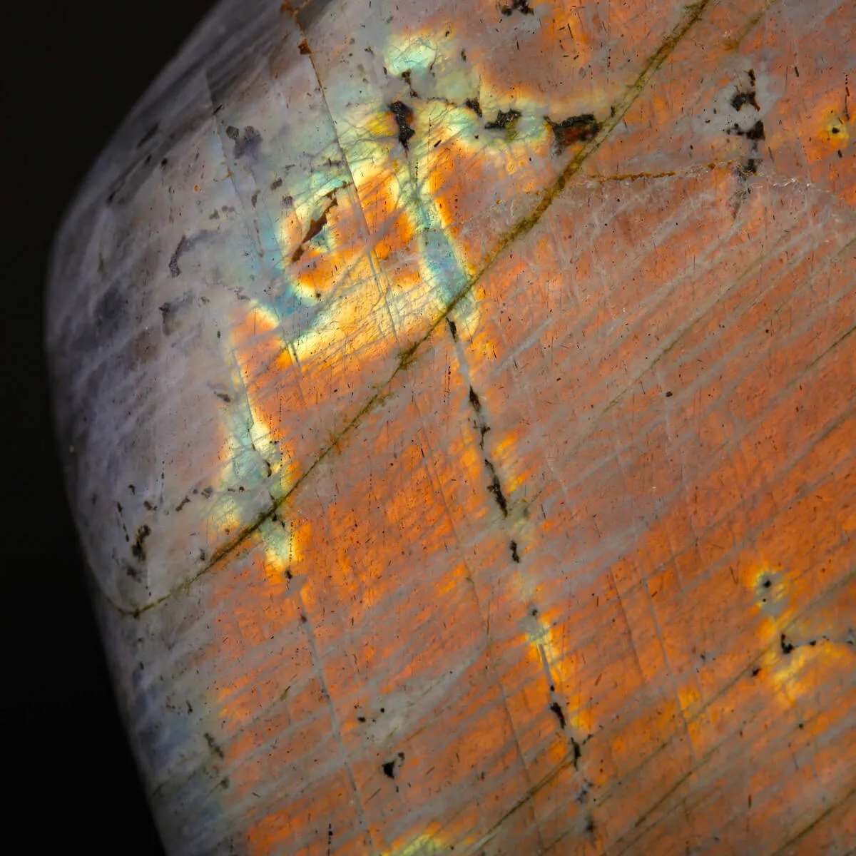 Labradorite Rossa in Forma Libera del Madagascar.