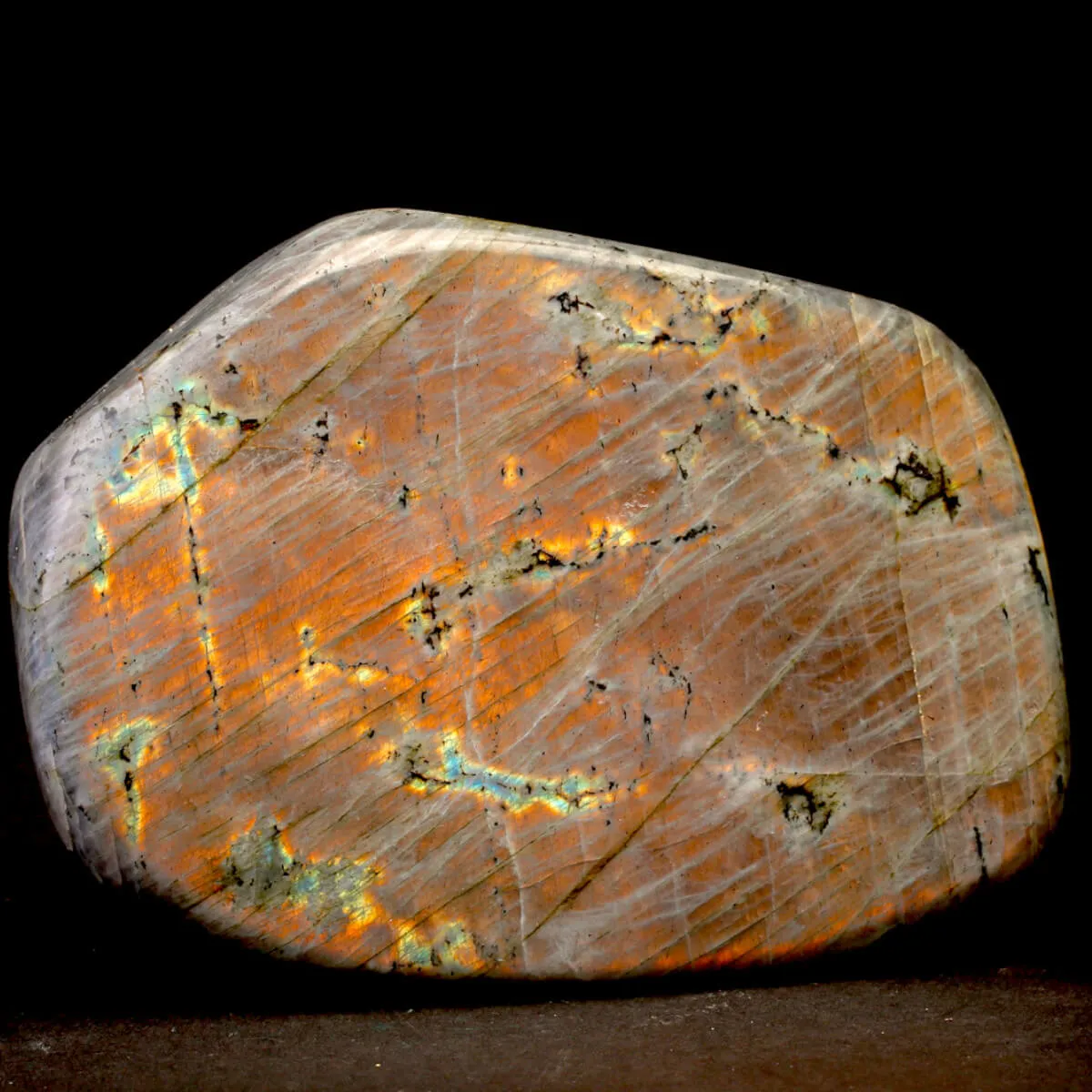 Labradorite Rossa in Forma Libera del Madagascar.