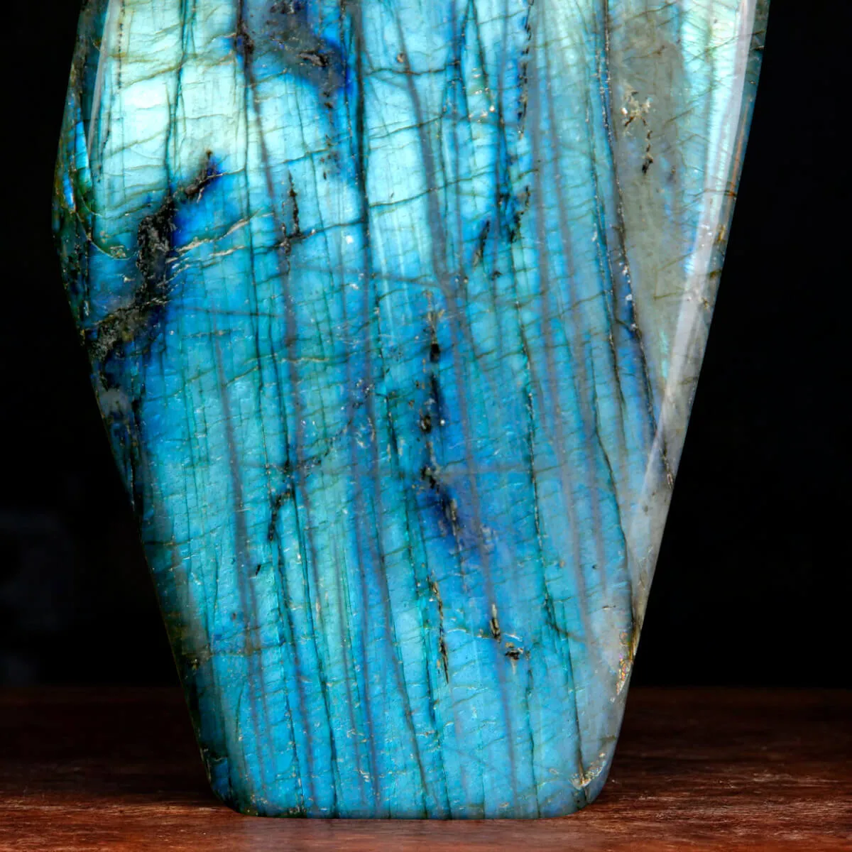 Labradorite – Eleganza Celestiale.