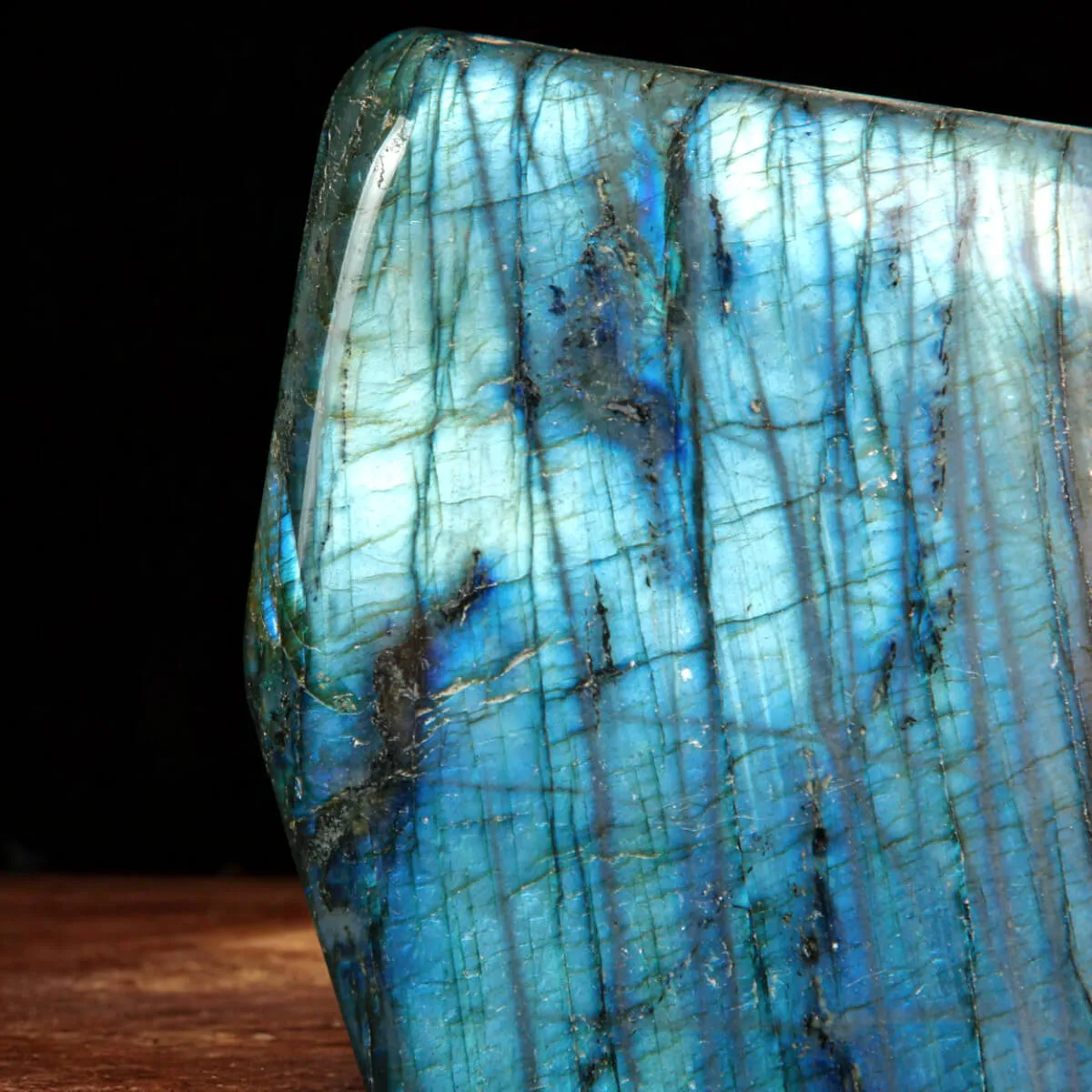 Labradorite – Eleganza Celestiale.