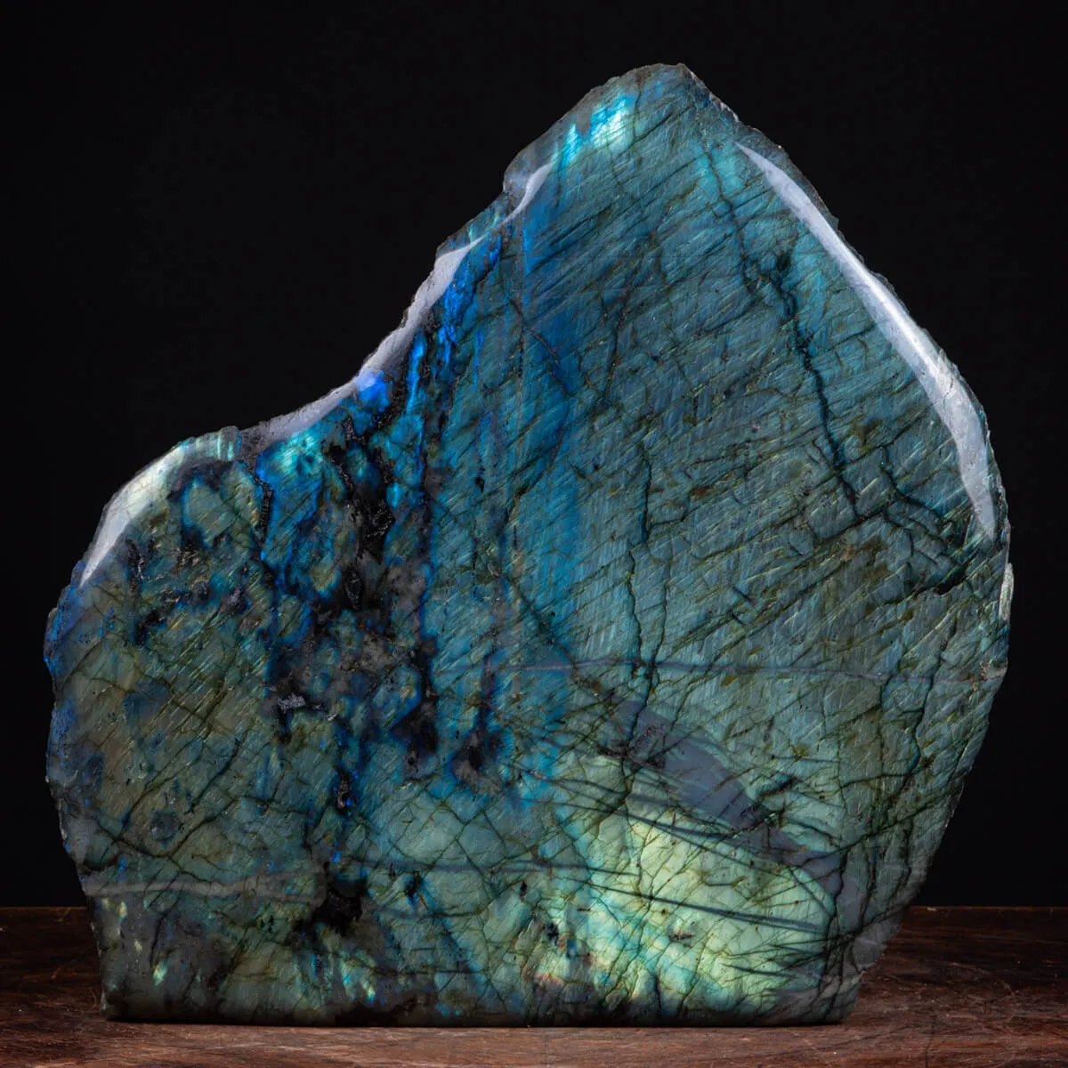 Labradorite del Madagascar: Capolavoro di Natura e Energia.