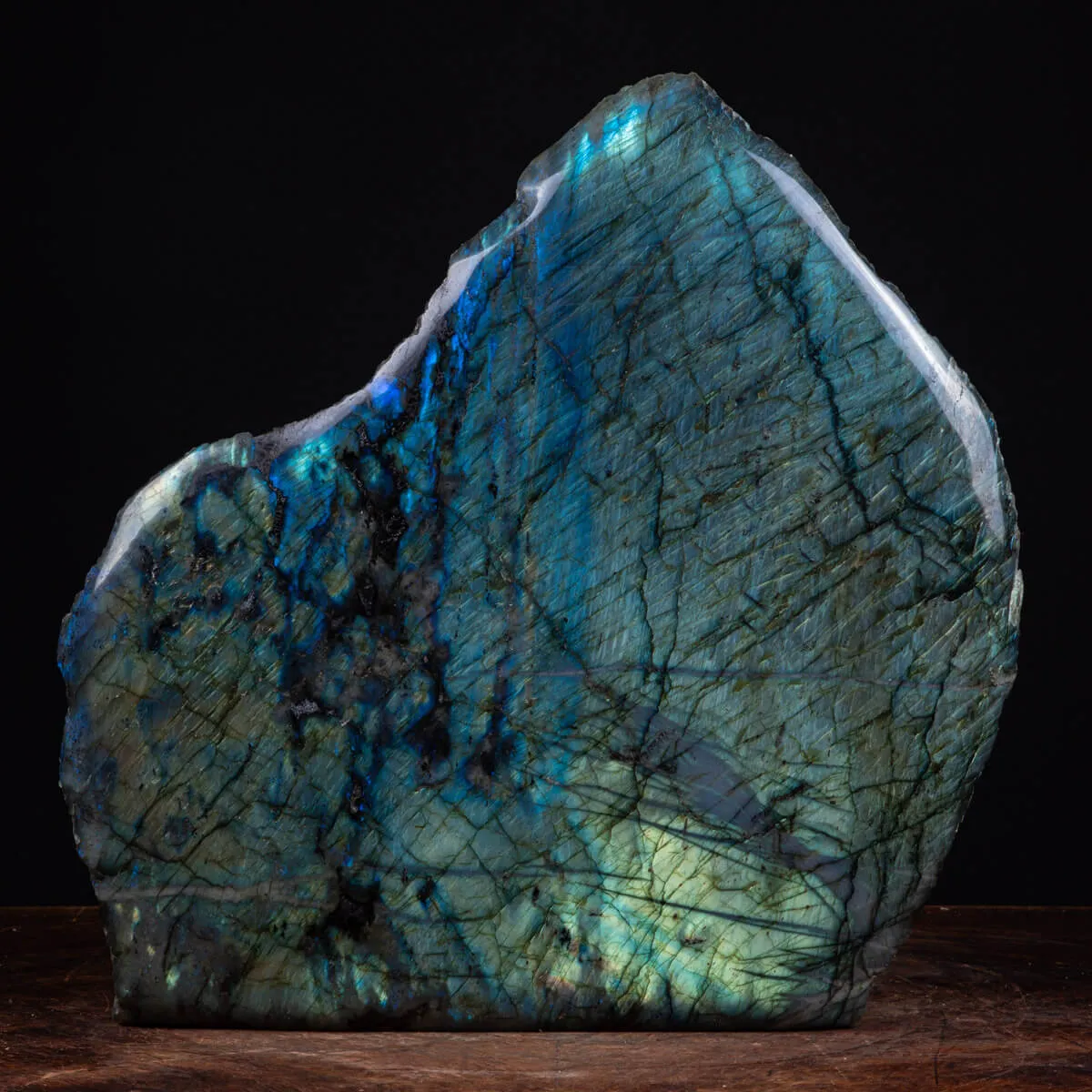 Labradorite del Madagascar: Capolavoro di Natura e Energia.