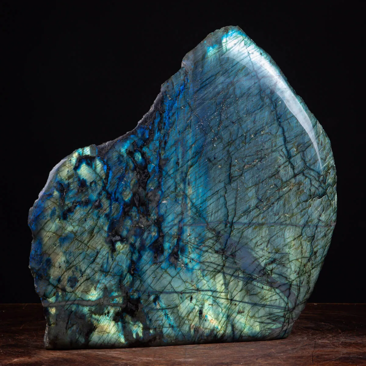 Labradorite del Madagascar: Capolavoro di Natura e Energia.