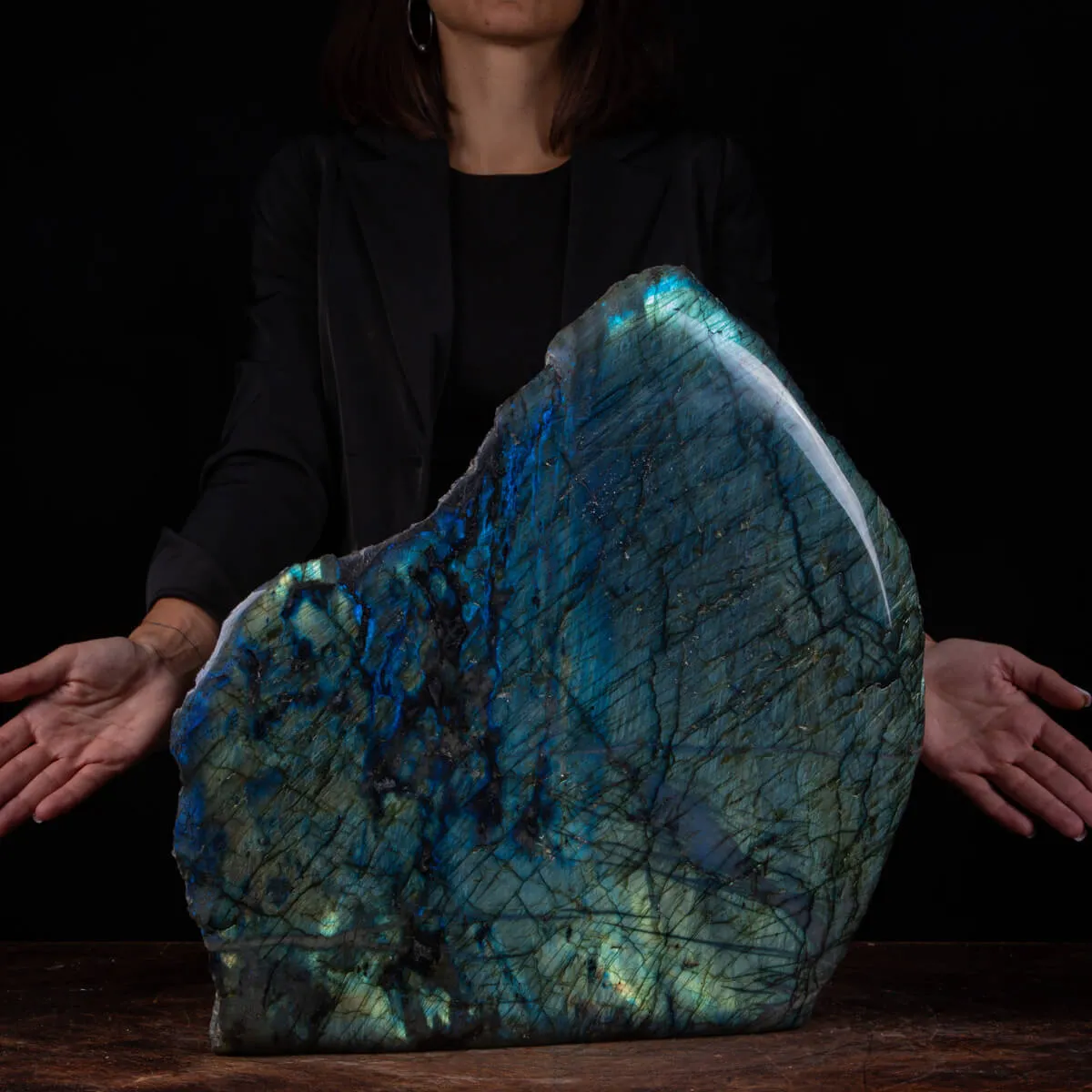 Labradorite del Madagascar: Capolavoro di Natura e Energia.